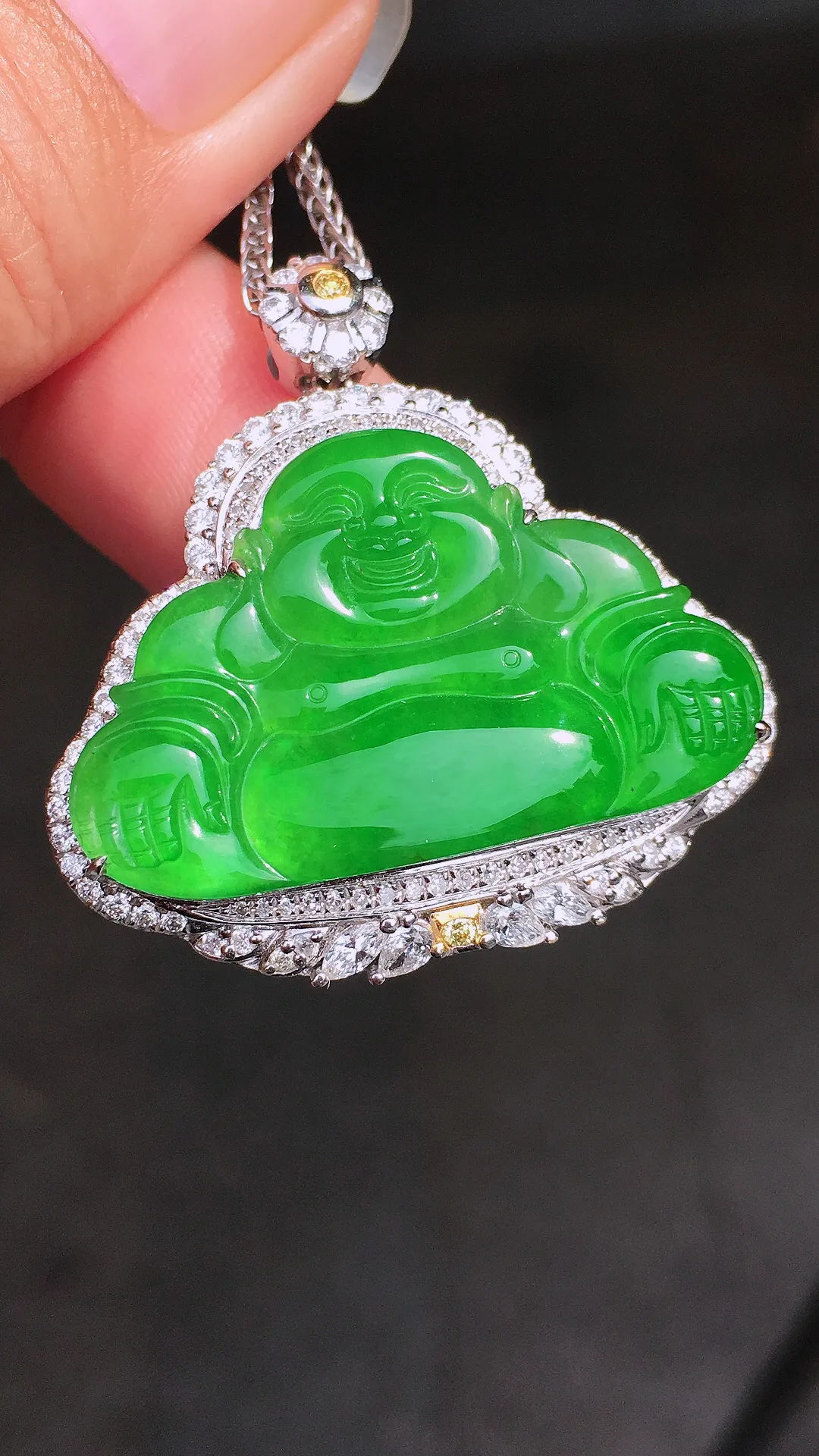 阳绿佛公吊坠，色泽均匀艳丽，玉质细腻，荧光感超
强，饱满圆润，尽显优雅气质，18k
金豪华镶嵌