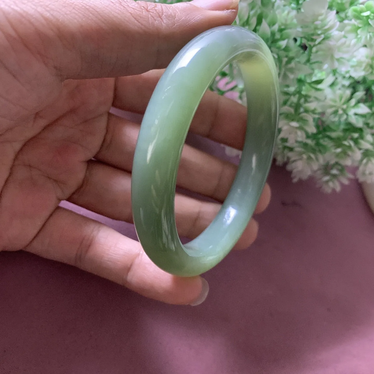 土豪款，和田玉碧玉60圈口冰底阳绿色手镯，玉质特细腻油润，高脂粉，高品质，萦绕腕间时，古韵不失时尚，素雅不失品味，细腻光滑的触感，使人沉醉，气质高雅