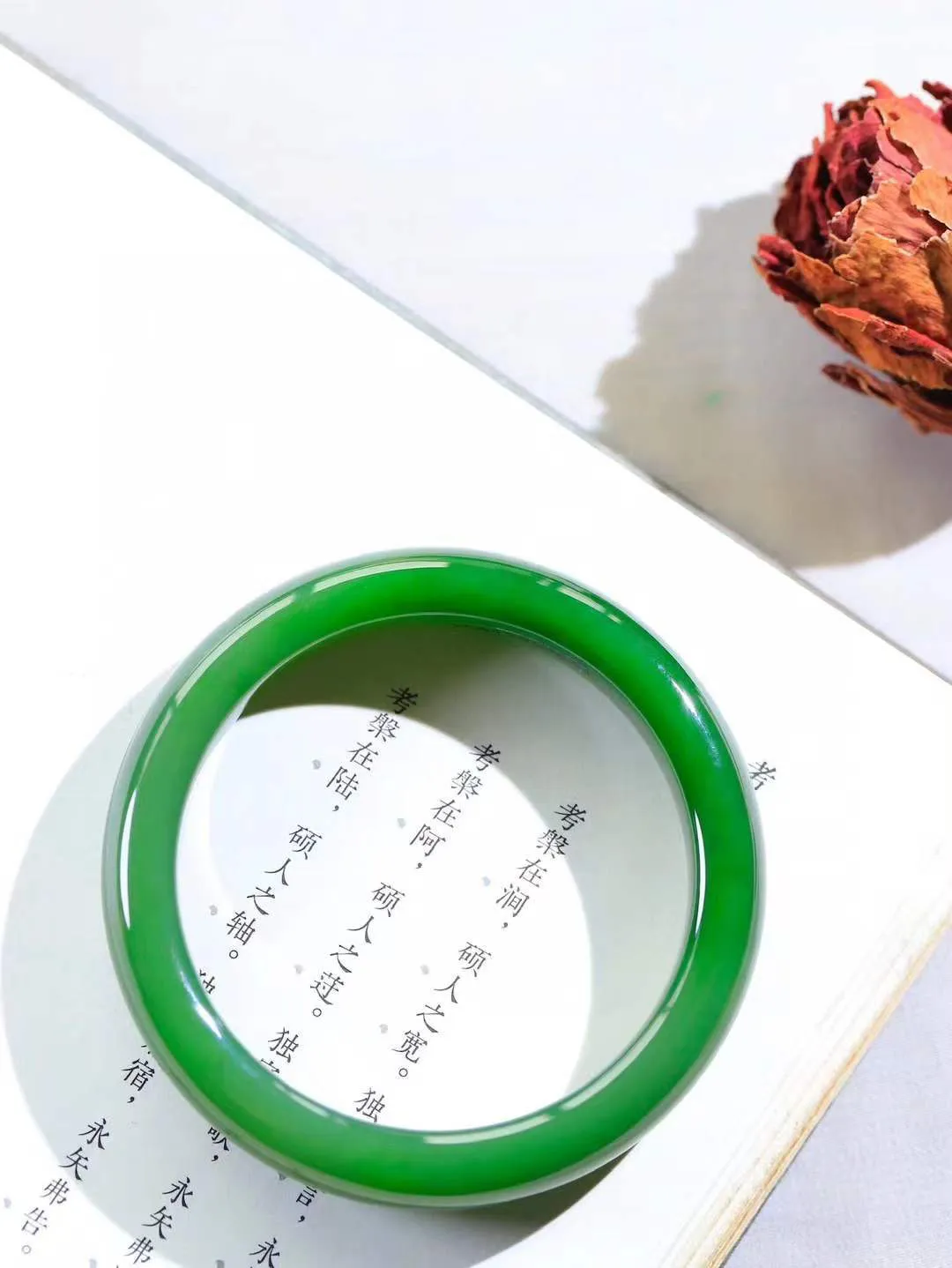 【温润如心.镯】

收藏级臻品️和田玉碧玉手镯，精选上等碧玉料，色泽清透，质地细腻。佩戴它，感受千年玉文化的温润与优雅，愿它为您带来平安与幸福。重64.4克  尺寸59.5-13-9mm  101082311A
