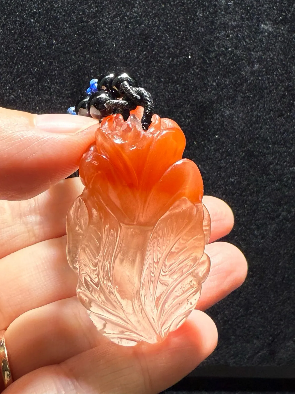 天然红兔毛红水晶玫瑰花吊坠颜色润 雕工精美苏工工艺雕工精湛 造型圆润饱满保佑缘主爱情事业双丰收规格：51.7*30*14mm。
