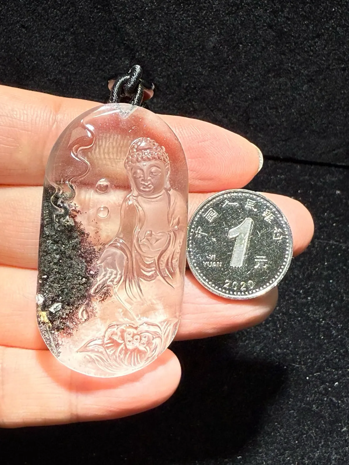 新货，精品，天然彩幽灵释迦牟尼佛吊坠，红绿幽灵颜色鲜艳，内含石中金，佛祖俯瞰众生，意境超美！晶体纯净，通透！雕工精致，饱满圆润，佛脸富态，慈祥！佩戴可招财旺事业，保平安！配送精美挂件绳，规格约：51.5*27.9*14mm，实物更美！值得收藏！性价比超高！