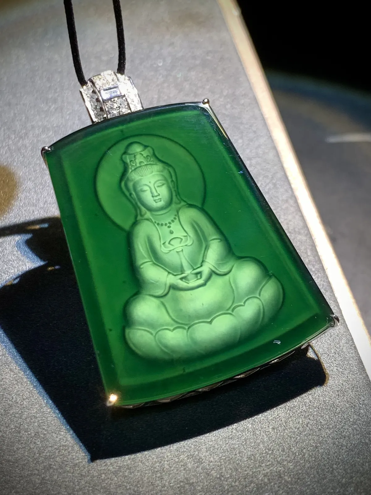 缅甸翡翠蓝水料子，观音菩萨，慈悲为怀，
裸石35.5-27.8-2mm，
整体43.5-28.8-7.8mm，
18K金，南非钻。