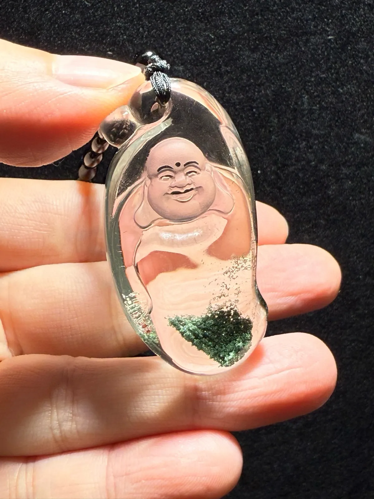 天然绝美绿幽灵弥勒佛吊坠，造型饱满圆润 晶体透彻 颜色绝美漂亮 水头足 佛祖保平安 佩戴非常漂亮显眼规格：48.8*24.5*14.5mm