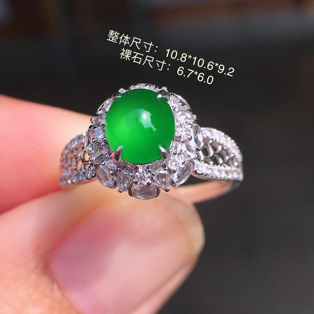 阳绿蛋面戒指，色泽均匀艳丽，玉质细腻，荧光感超
强，饱满圆润，尽显优雅气质，18k
金豪华镶嵌