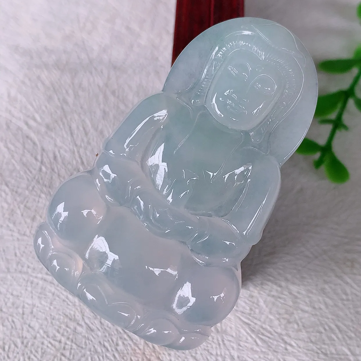自然光实拍，冰种翡翠观音吊坠，赐福翡翠观音，冰透，起强玻璃光泽，观音面相慈祥，雕琢细致，佩戴气质！#