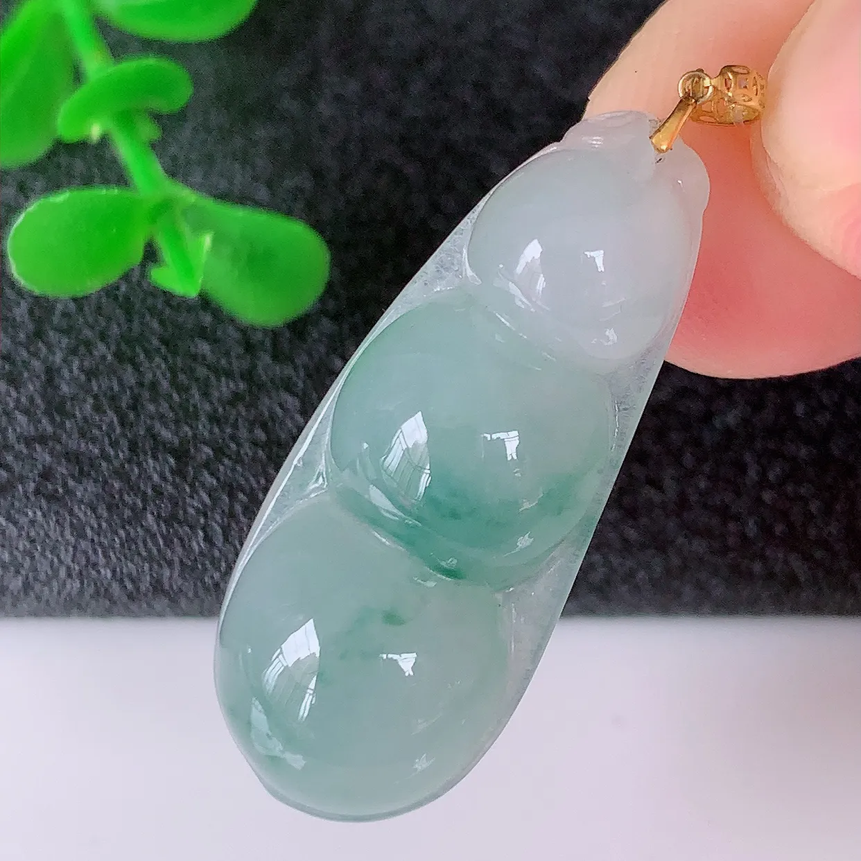 18K金镶嵌冰种飘花翡翠福豆吊坠，平安豆福豆玉坠，冰润通透，豆粒饱满，寓意：豆蔻年华！#49.24