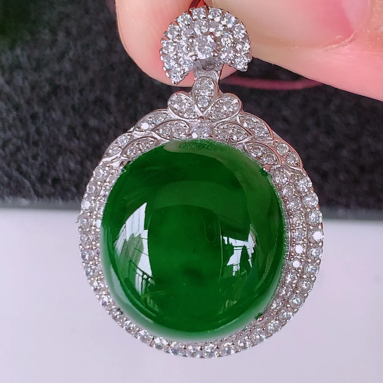 大颗冰透满绿翡翠蛋面925银镶嵌吊坠，自然光实拍，翠色灵动，颜色漂亮，种老水足，品相佳，佩戴佳品！#98.24整体27.5*19.5*10.8裸石15.2*14.2