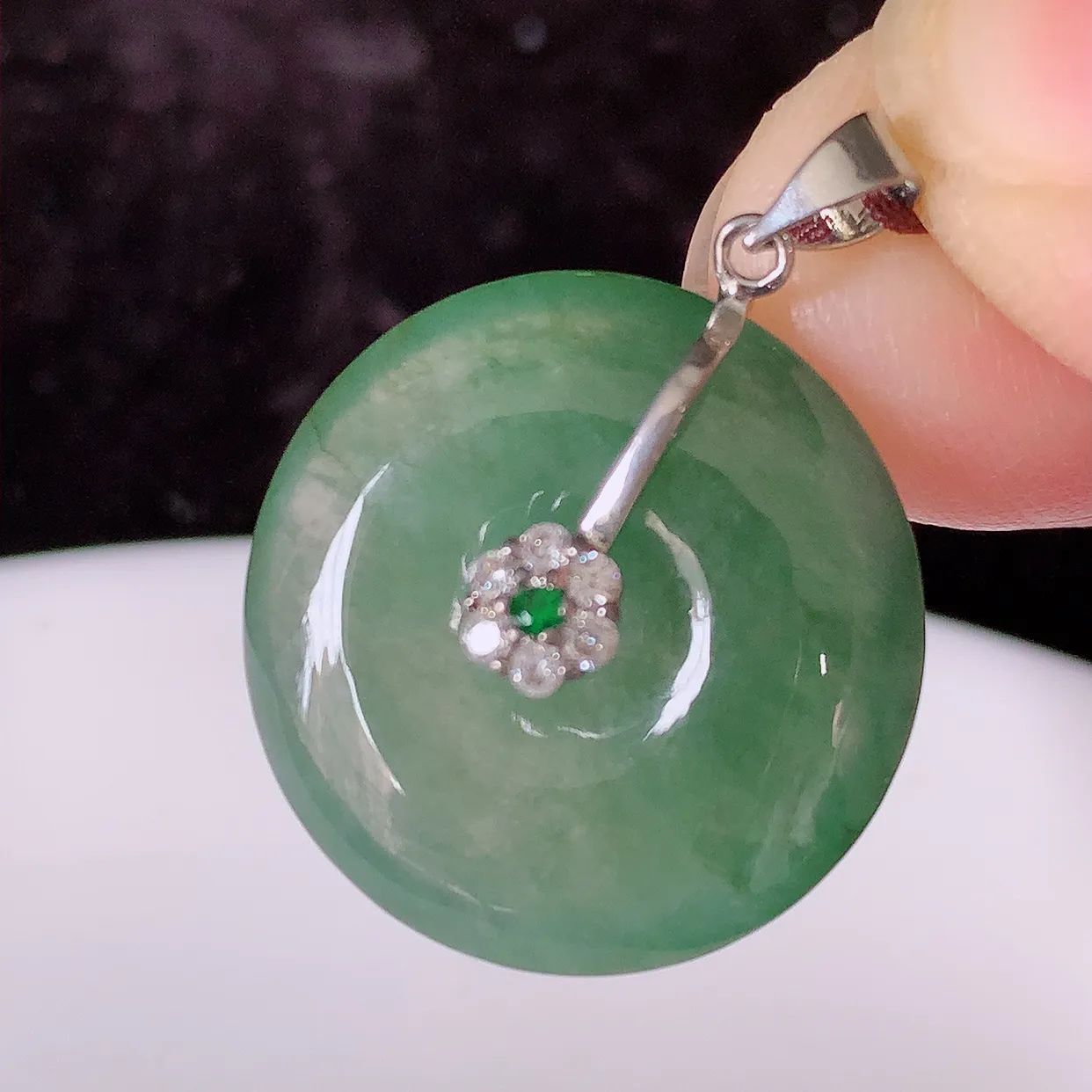 自然光实拍，冰种翡翠平安扣吊坠，种老水足，雕工精湛 ，寓意美好，佩戴时尚出众！#01.22配图银扣