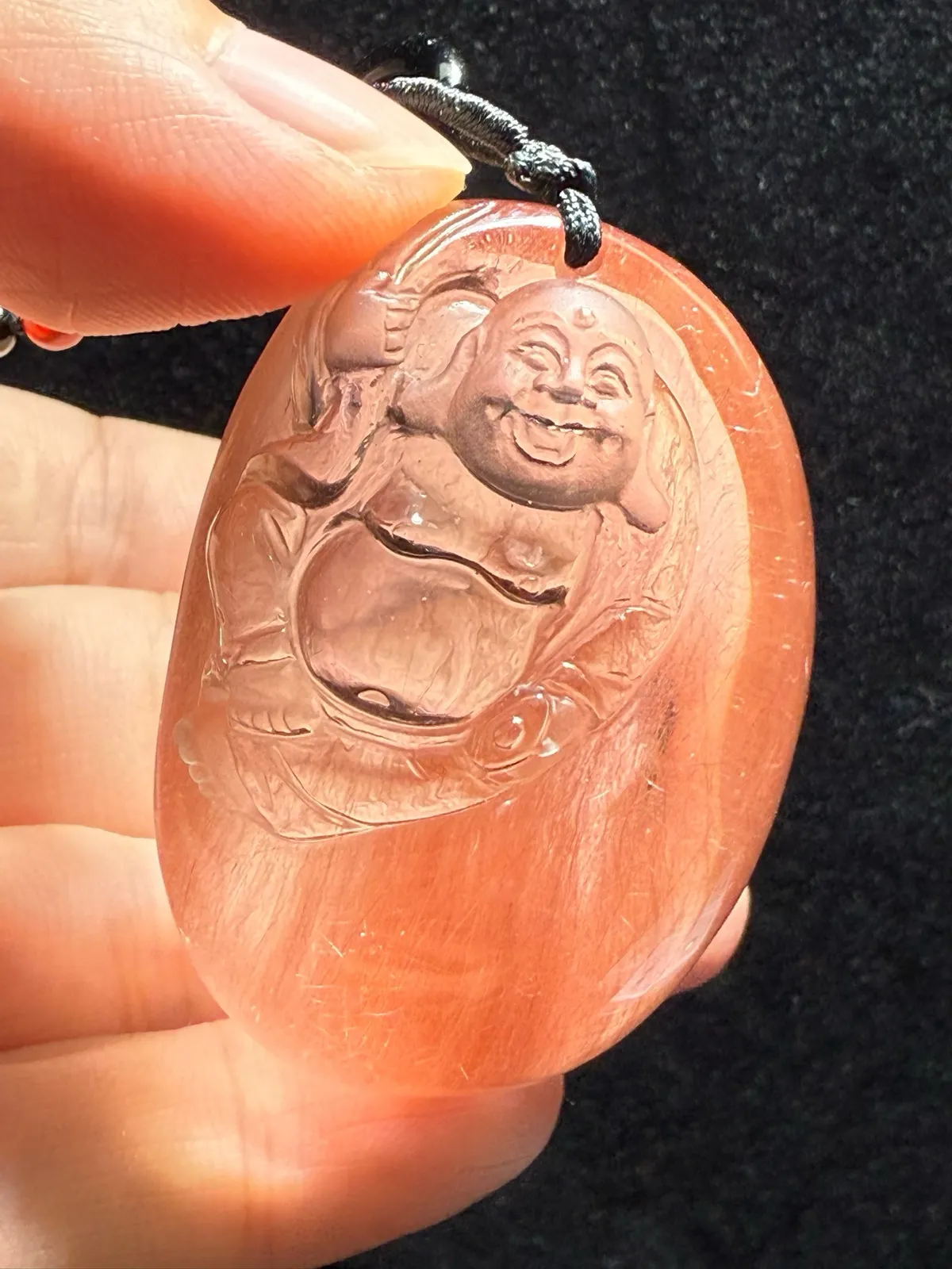 精品红发晶吊坠 天然红发晶顺发弥勒佛吊坠[合十][合十] 天然原色，雕工精湛，佛公容貌饱满圆润，慈眉善目，救苦救难普渡众生颜色红润，水头足，红顺发，寓意事事顺心如意、康乐吉祥、平安长寿、子孙绵延、安定人心、笑口常开规格:49.5*33.7*21.2mm，美货可遇不可求！