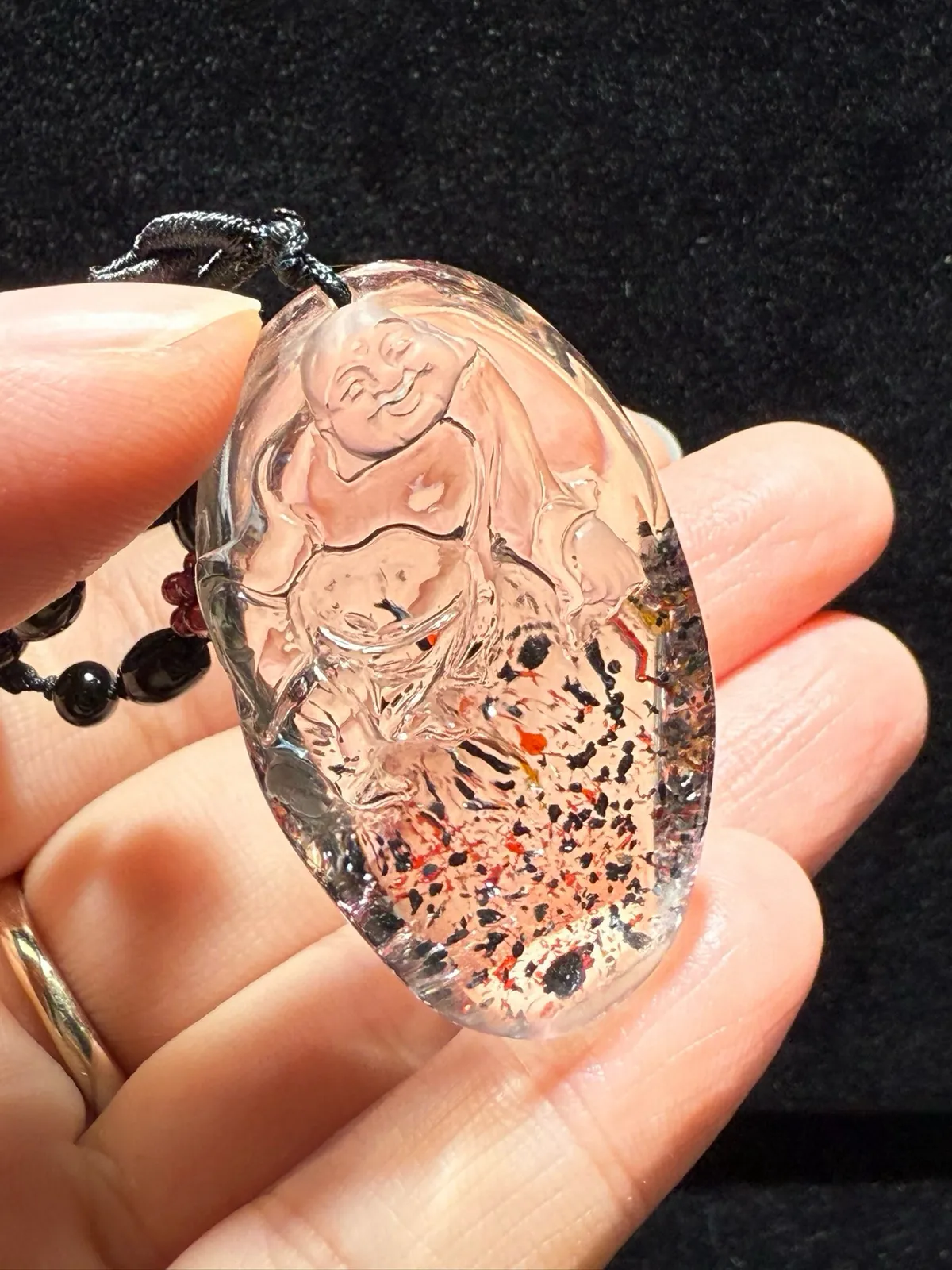天然金草莓晶弥勒佛吊坠，金草莓笑佛吊坠，草莓晶云母片共生、籽大、晶体干净、金光闪闪，工笔流畅。容