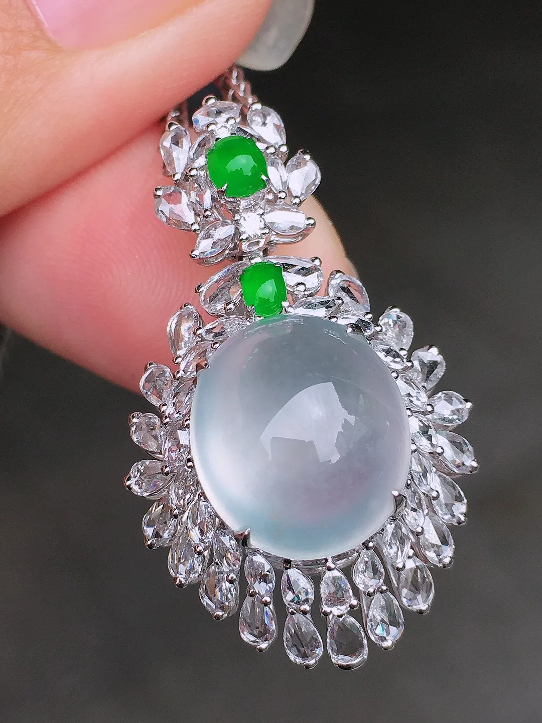 玻璃种蛋面吊坠，玉质细腻，荧光感超
强，饱满圆润，尽显优雅气质，18k
金豪华镶嵌