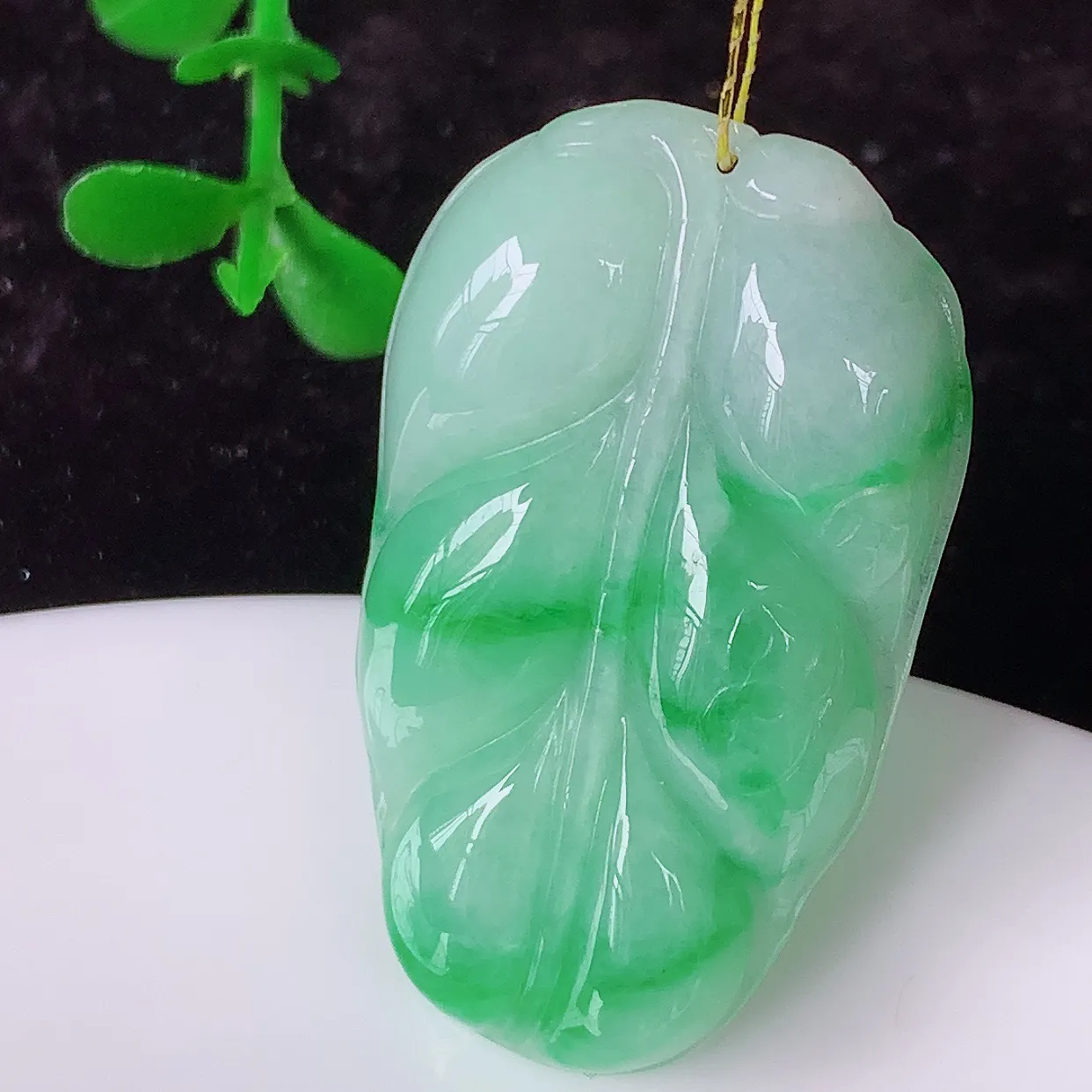 自然光实拍，冰润飘绿翡翠叶子吊坠 ，种水足，色泽清新，工艺精湛，叶子寓意美好；金枝玉叶，事业有成。#35.24