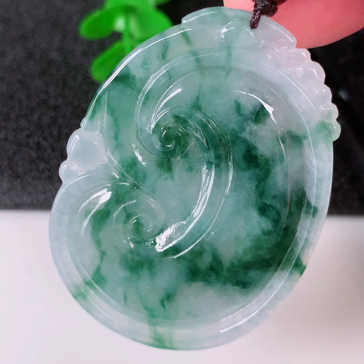 自然光实拍，大件饱满冰飘花翡翠如意吊坠，玉坠百搭又精致，寓意着吉祥，事事如意！#46.24