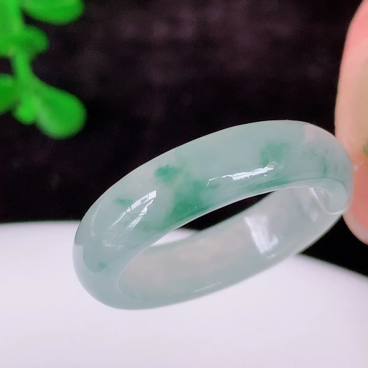 自然光实拍，18.2mm内径冰种飘花翡翠指环，玉戒指，玉质莹润，好精美好冰润的指环，17圈口，上手纤巧！#49.19尺寸18.2*5.2*3mm