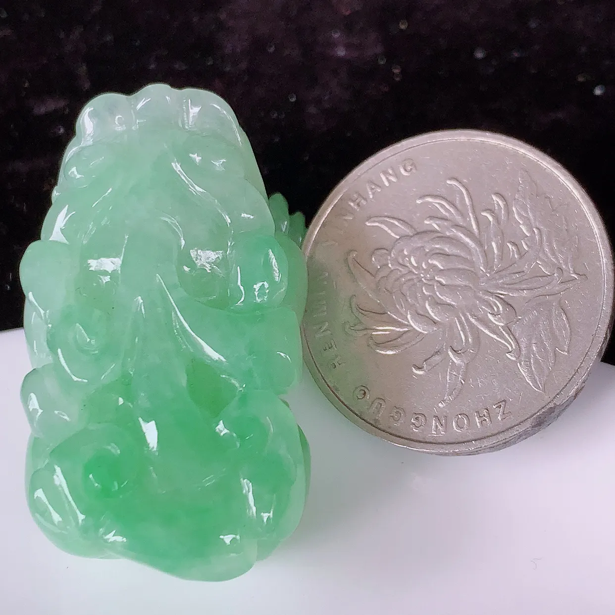 自然光实拍，冰润满绿翡翠霸王貔貅吊坠，民间有“一摸貔貅运程旺盛，再摸貔貅财运滚滚，三摸貔貅平步青云 ”的美好祝愿。#57.24
