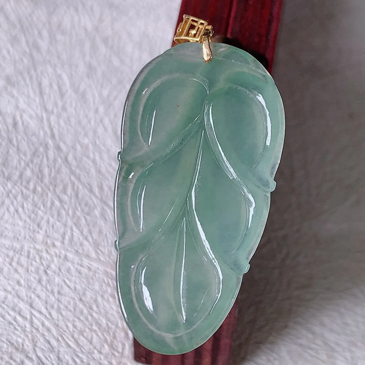 18K金镶嵌冰种翡翠事业有成叶子吊坠，种老水足，雕工精湛 ，寓意美好，佩戴时尚出众！#12.24