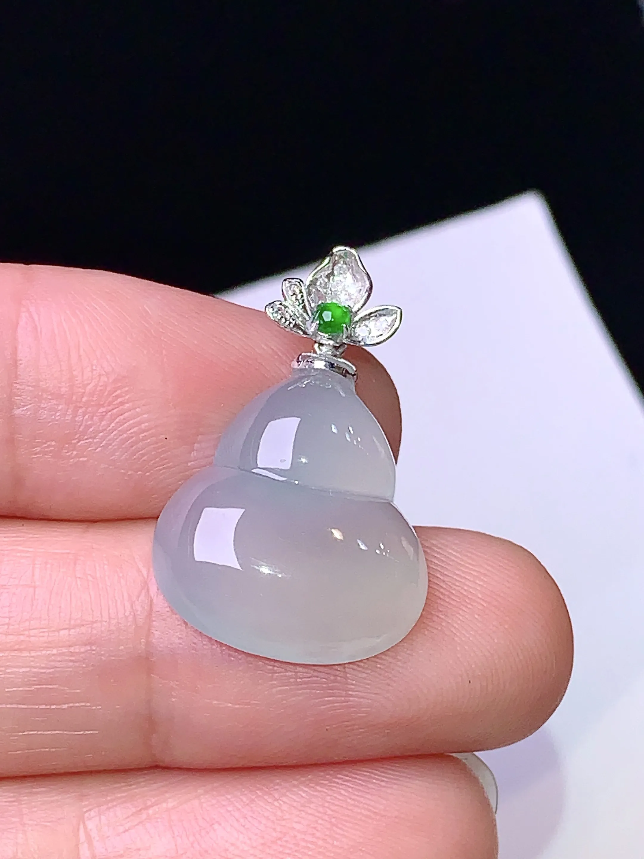 18k金钻镶嵌冰种葫芦吊坠 玉质细腻 色泽清新艳丽 整体尺寸24*15.3*5