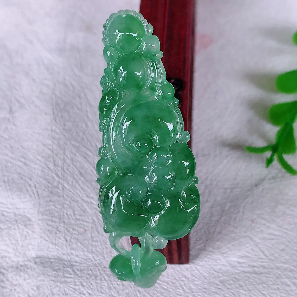 自然光实拍，冰飘花翡翠如意吊坠，冰透，翠色灵动，饱满，万事如意，如意一生，配戴精美！#01.19
