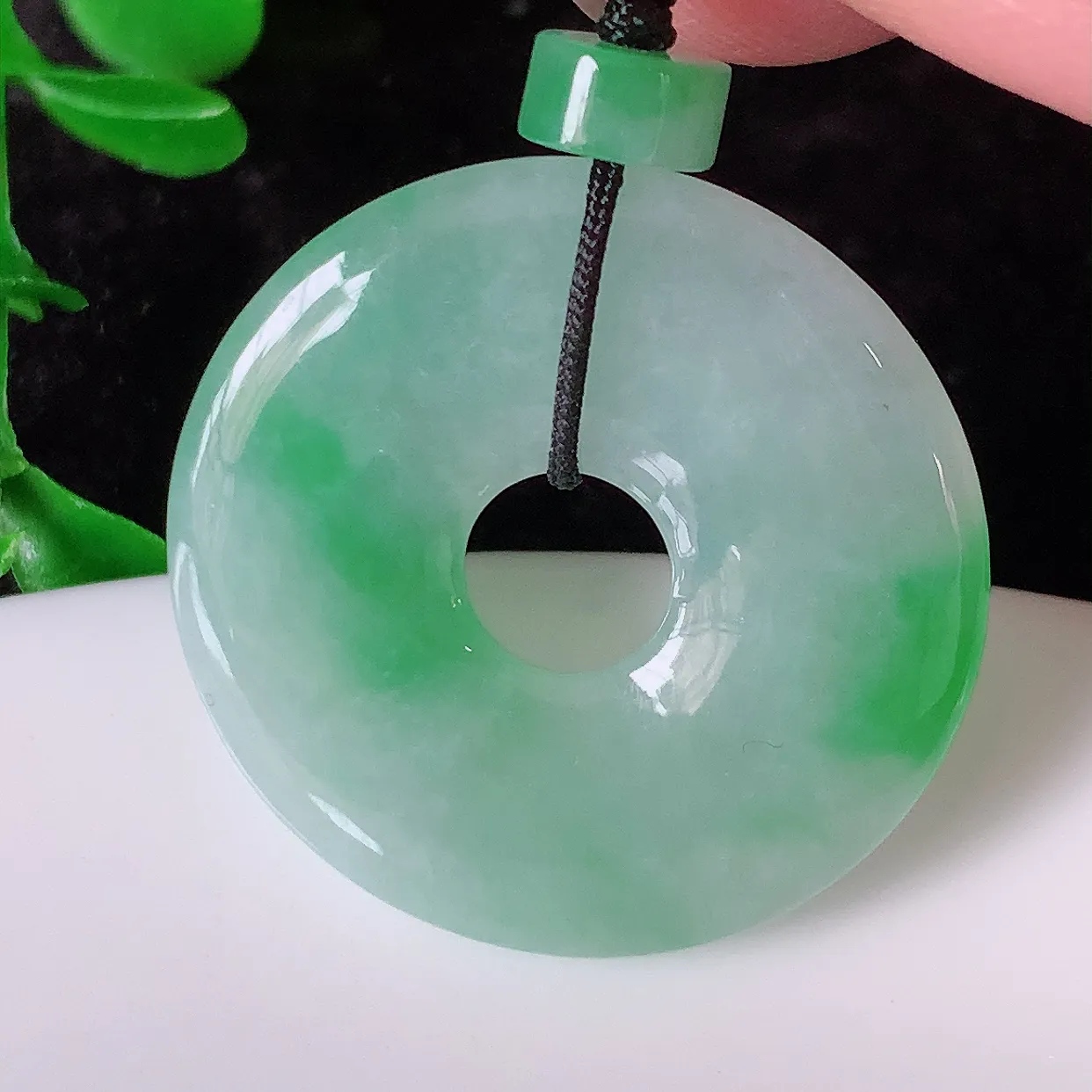 自然光实拍，冰飘绿翡翠平安扣吊坠，平平安安，种水很好，配戴精美！#41.22