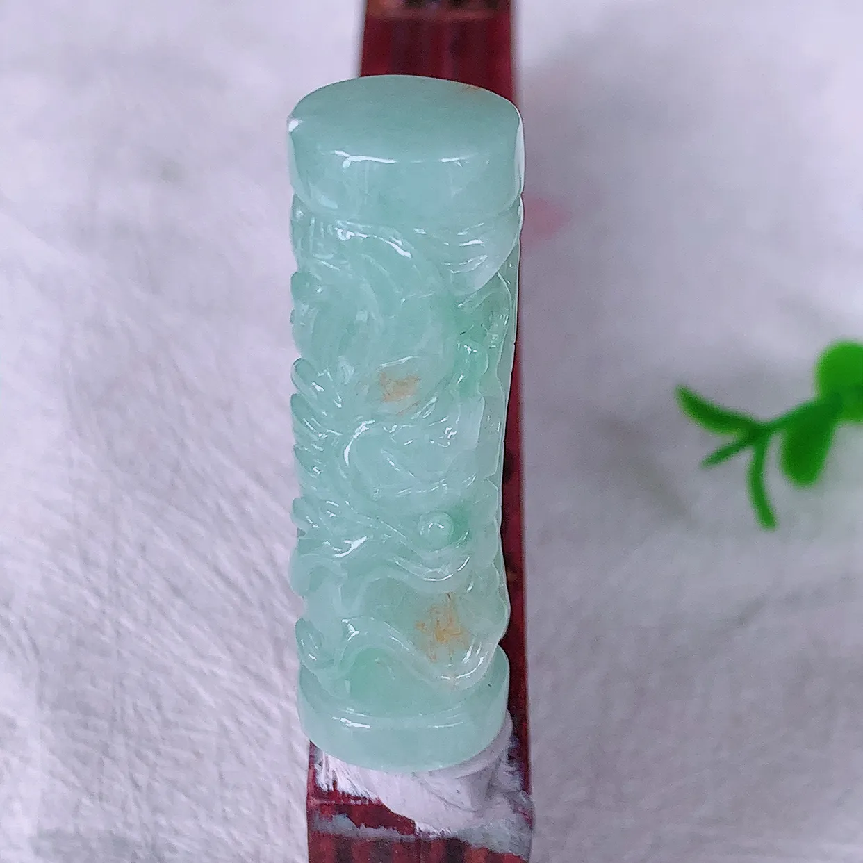 自然光实拍，精雕黄加绿翡翠龙柱吊坠，龙行天下，雕工立体精湛，种老水足，配戴霸气时尚，值得收藏!#46.19