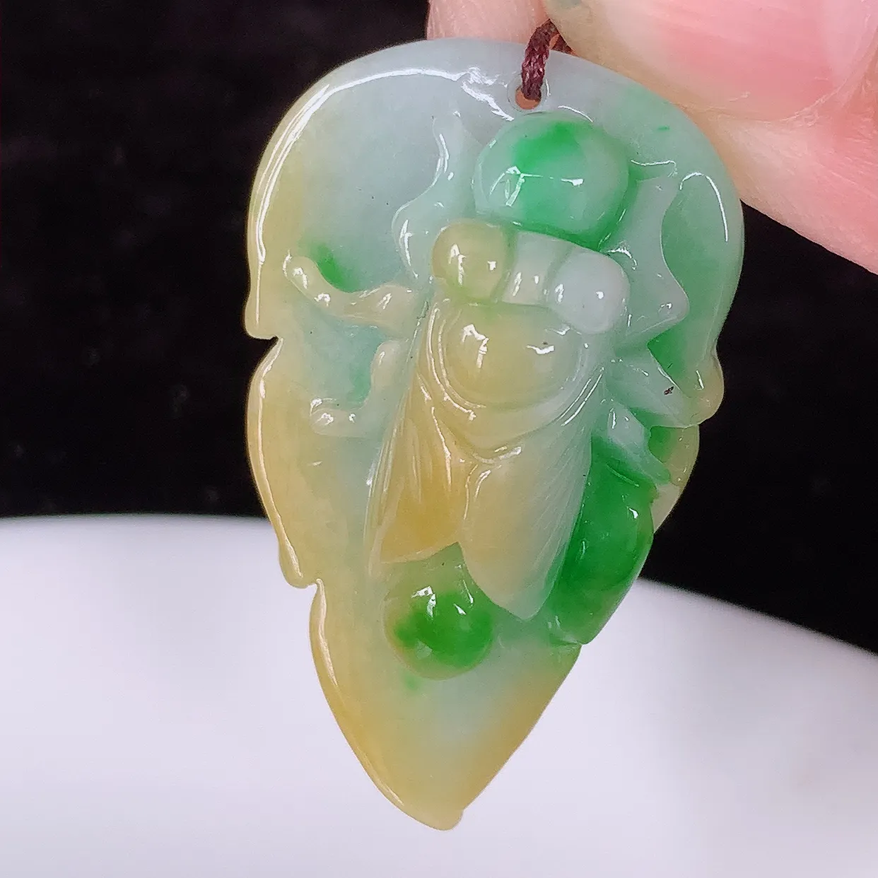 自然光实拍，水润黄加绿翡翠招财金蝉吊坠，翠色灵动，玉质细腻，颜色漂亮，品相佳， 佩戴佳品！#87.1