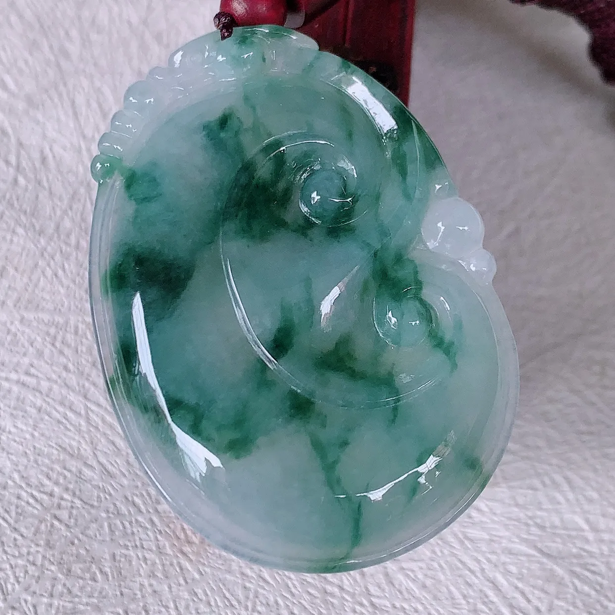 自然光实拍，大件冰飘花翡翠如意吊坠，冰透，翠色灵动，饱满，万事如意，如意一生，配戴精美！#46.24