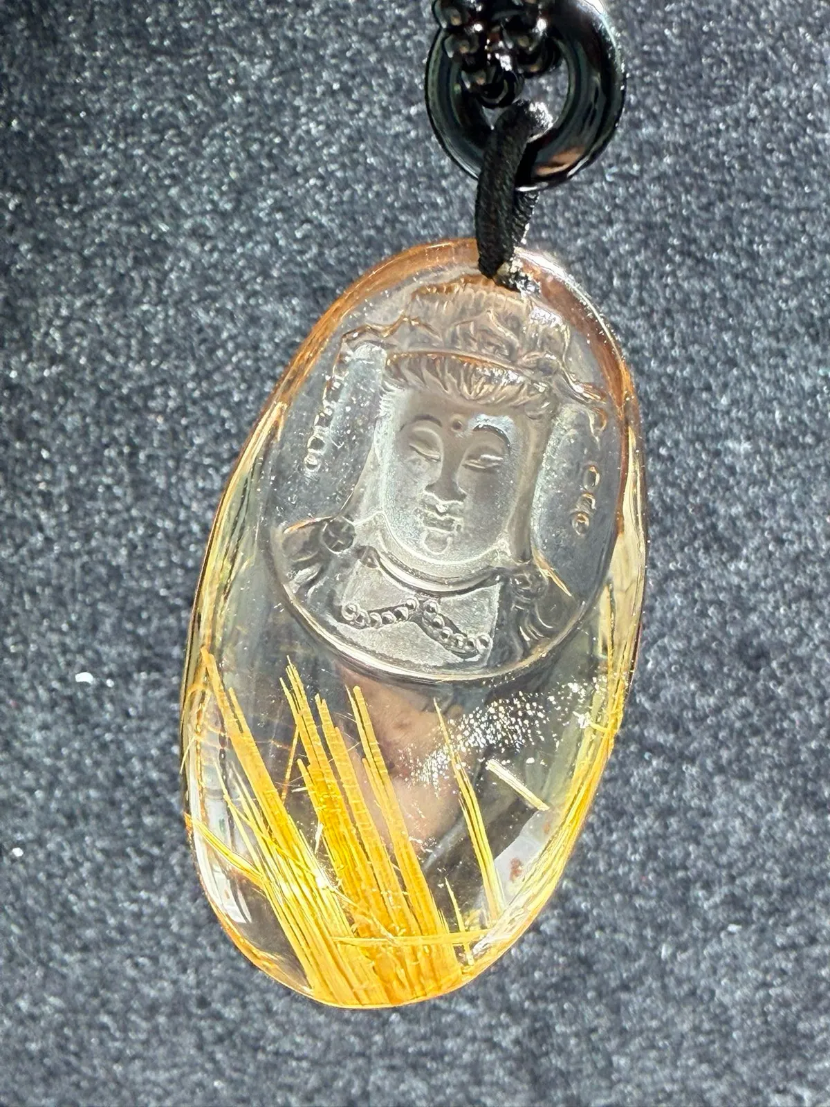 天然钛晶观音吊坠钛质金黄亮泽，效应十足晶体干净透彻观音工艺精湛，开脸精致，大师工艺造型圆润有牌面。精致美货，遇到就是缘分。43.8*23.9*12.6。