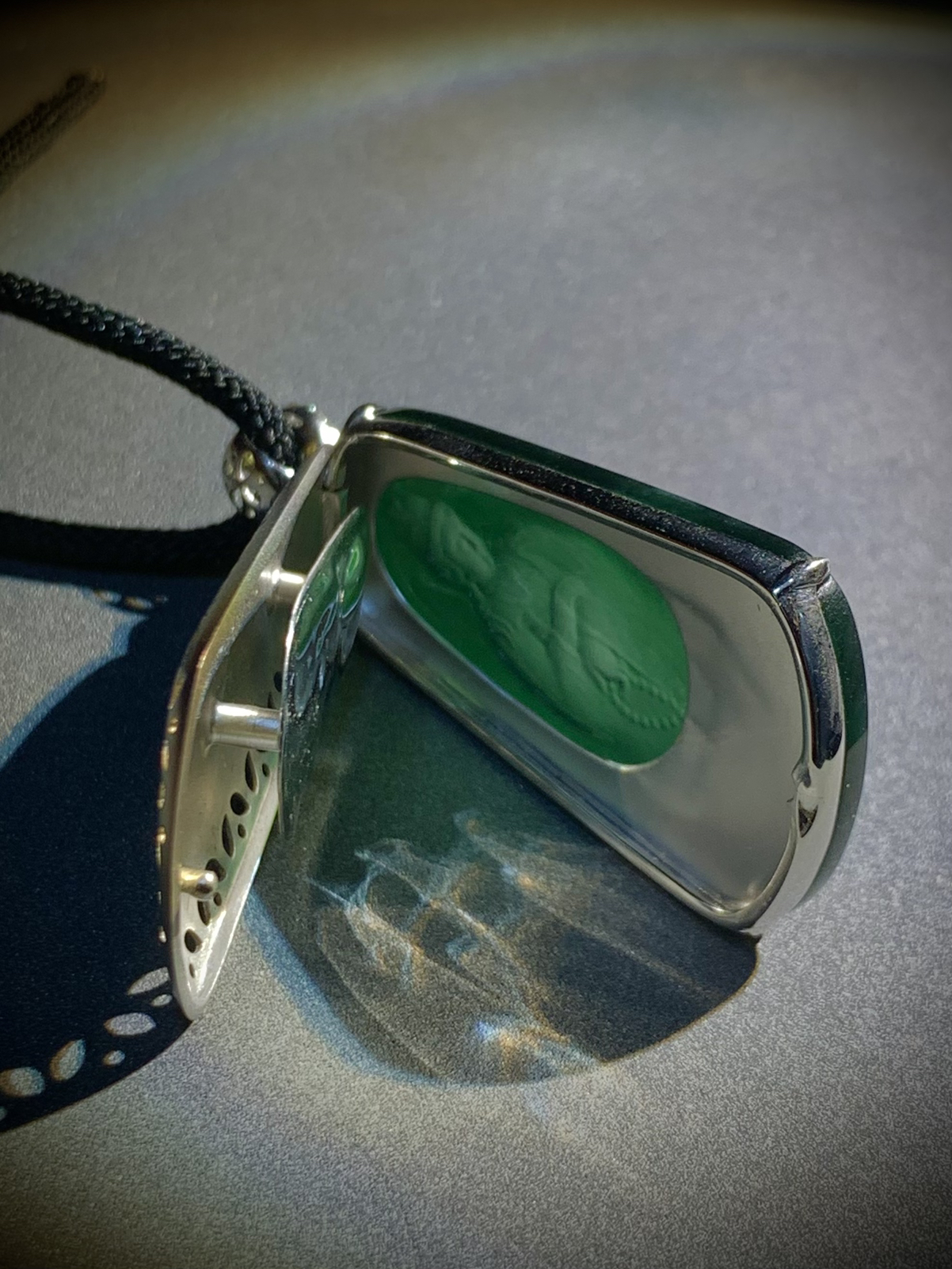 缅甸翡翠，蓝水自在观音菩萨，拈珠静思，
裸石39.5-22.5-3mm，
整体47.2-23.8-7mm，
18K金，南非钻，