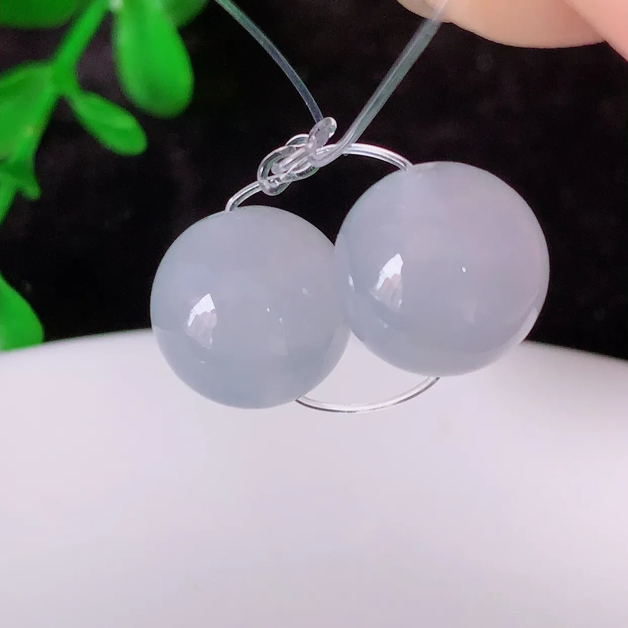 自然光实拍，冰种翡翠一对圆珠，转运珠吊坠，寓意“时来运转，财源滚滚” 寓意佳，荧光灼灼，转运珠佩戴时尚优雅！#41.22尺寸10.5mm