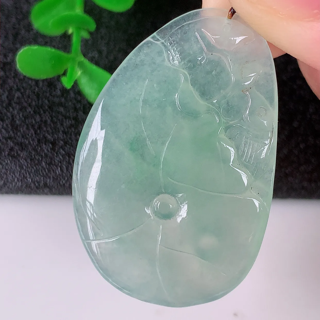 自然光实拍，冰种满绿翡翠荷叶鱼、和和美美玉坠，财源广进，自然隐逸、荷本是素不着尘之物，有和美之寓意。#46.24