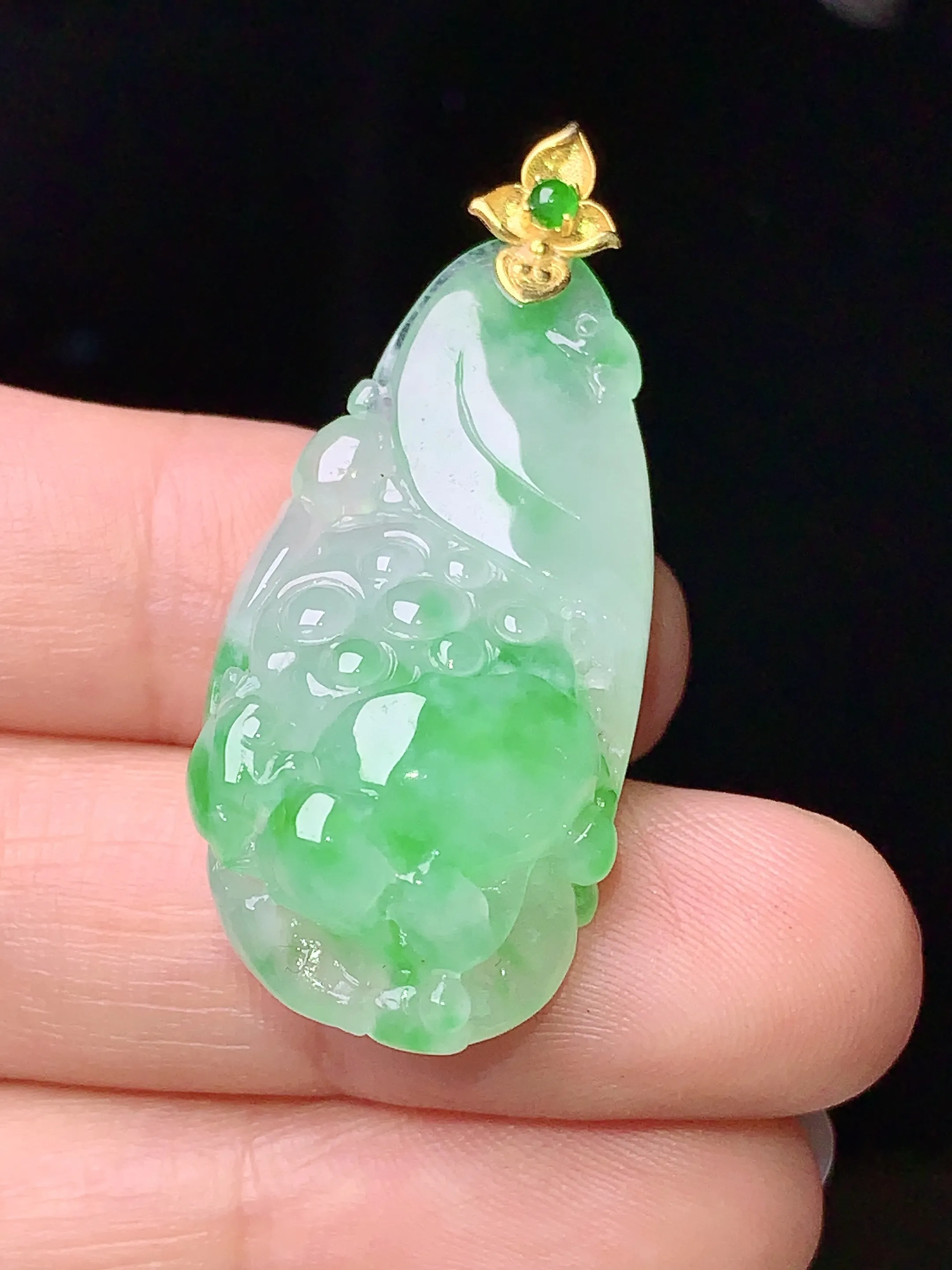 18k金镶嵌飘绿雕花花件吊坠 玉质细腻 色泽清新艳丽 整体尺寸40*17.3*10