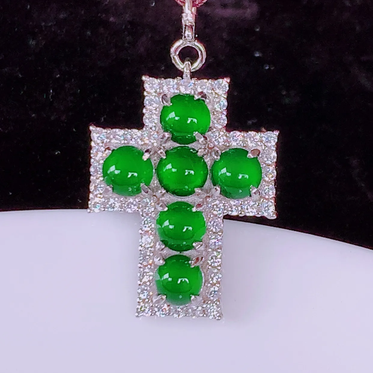 冰透满绿翡翠925银镶嵌十字架吊坠，自然光实拍，翠色灵动，颜色漂亮，种老水足，品相佳，佩戴佳品！#97.22整体27.5*15.5*4.6裸石3.8*3.8
