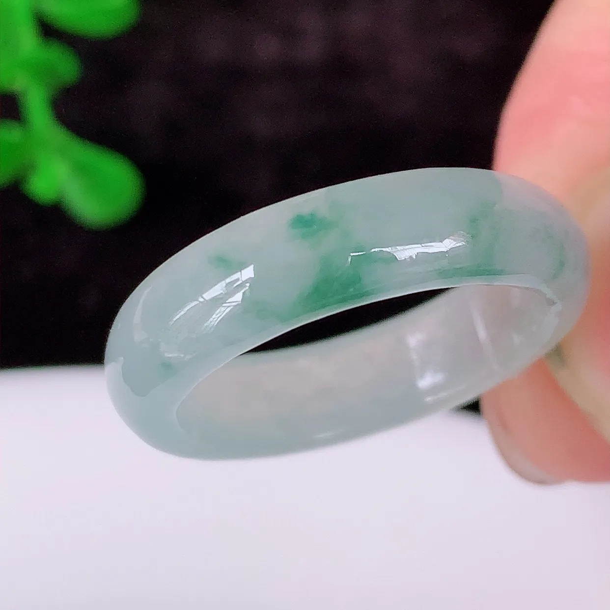自然光实拍，18.2mm内径冰种飘花翡翠指环，玉戒指，玉质莹润，好精美好冰润的指环，17圈口，上手纤