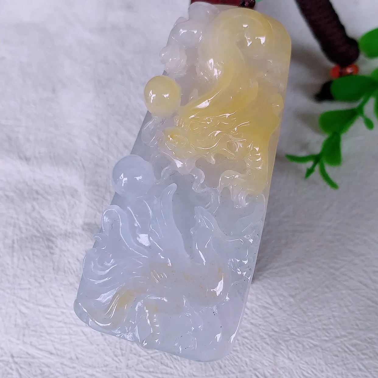 自然光实拍，精雕冰黄翡俏色翡翠龙凤牌吊坠，龙行天下，雕工立体精湛，翡翠龙牌，种老水足，配戴霸气时尚， 值得收藏!#46.19