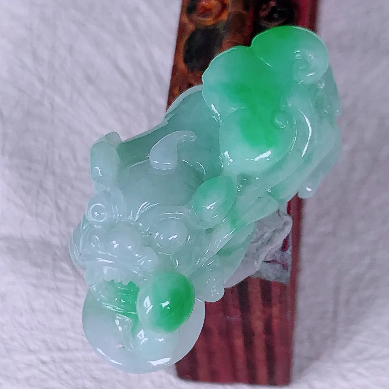 自然光实拍，精雕飘绿翡翠招财貔貅吊坠，民间有“一摸貔貅运程旺盛，再摸貔貅财运滚滚，三摸貔貅平步青云 ”的美好祝愿。#81.19