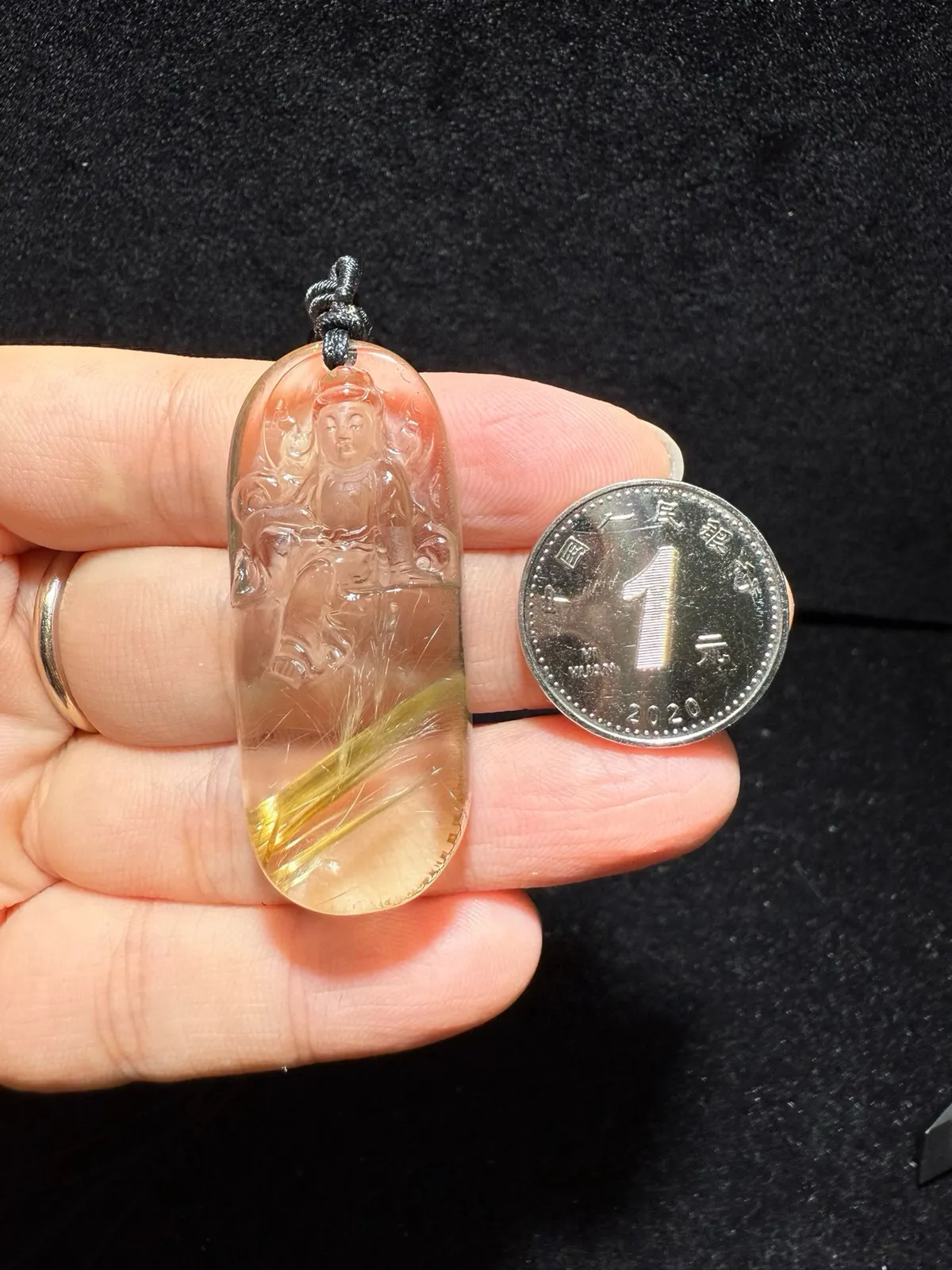 天然钛晶观自在菩萨吊坠  效应强钛质金黄，晶体通透雕刻自在观音，工艺精湛，佩戴观音可庇护缘主一生平安，财运不断…精致美货️值得珍藏规格：45.8/19.2/12.3mm   重19克  送盒子