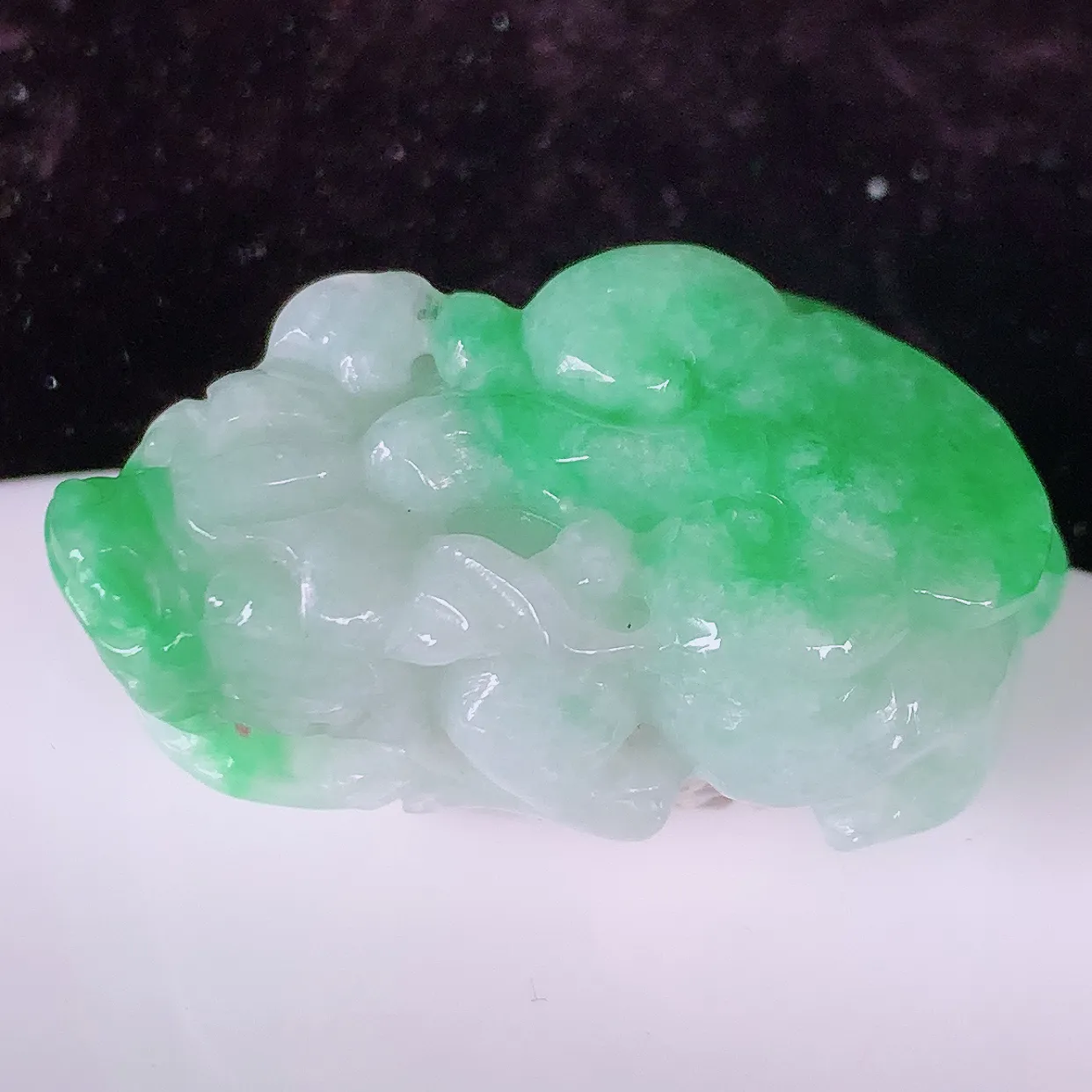 自然光实拍，冰润飘绿翡翠招财貔貅吊坠，民间有“一摸貔貅运程旺盛，再摸貔貅财运滚滚，三摸貔貅平步青云 