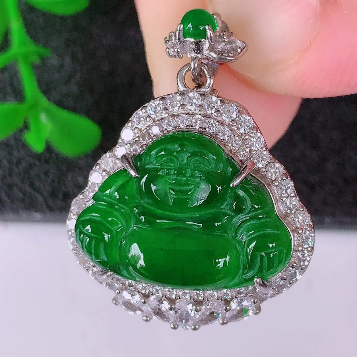 冰透满绿翡翠925银镶嵌吊坠，自然光实拍，翠色灵动，颜色漂亮，种老水足，品相佳，佩戴佳品！#98.24整体27.5*21.5*9.6裸石18*13