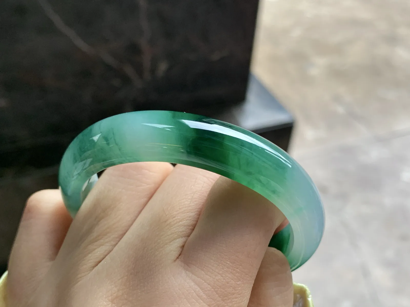54-12.5-7.3

辣绿色贵妃手镯^_^颜色浓郁 鲜艳 玉质温润 正圈51 52可以戴