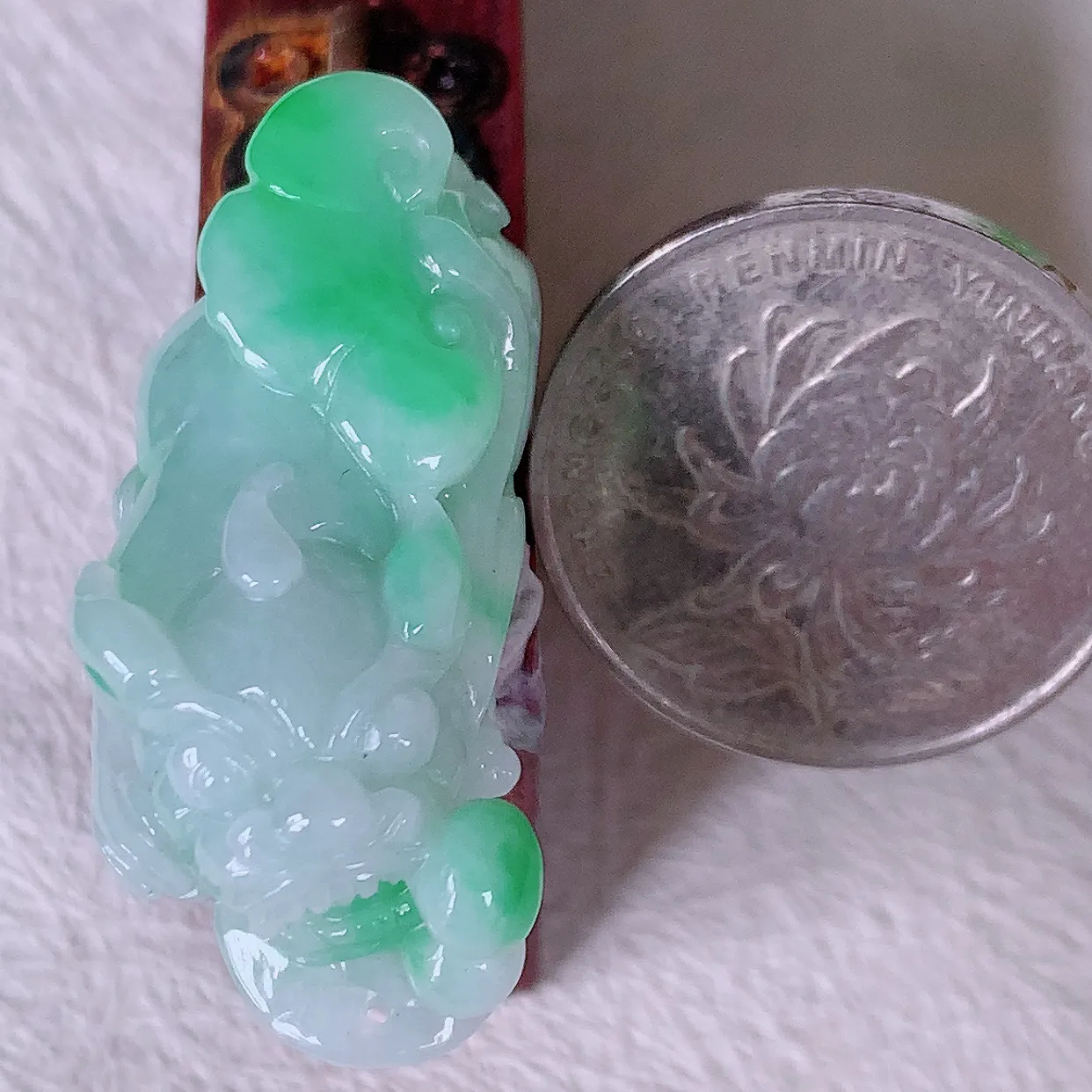 自然光实拍，精雕飘绿翡翠招财貔貅吊坠，民间有“一摸貔貅运程旺盛，再摸貔貅财运滚滚，三摸貔貅平步青云 ”的美好祝愿。#81.19