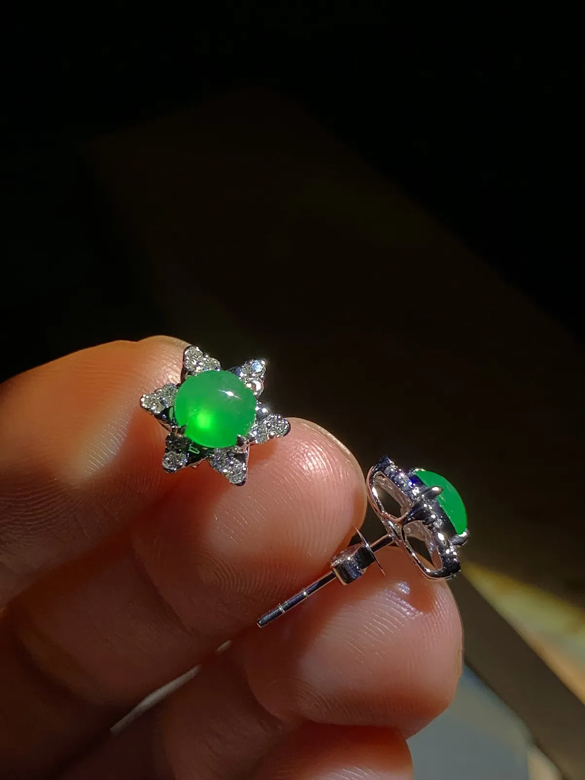 翡翠绿蛋面耳钉，裸石约6-5.8-2.5mm，
18K金，南非钻，
