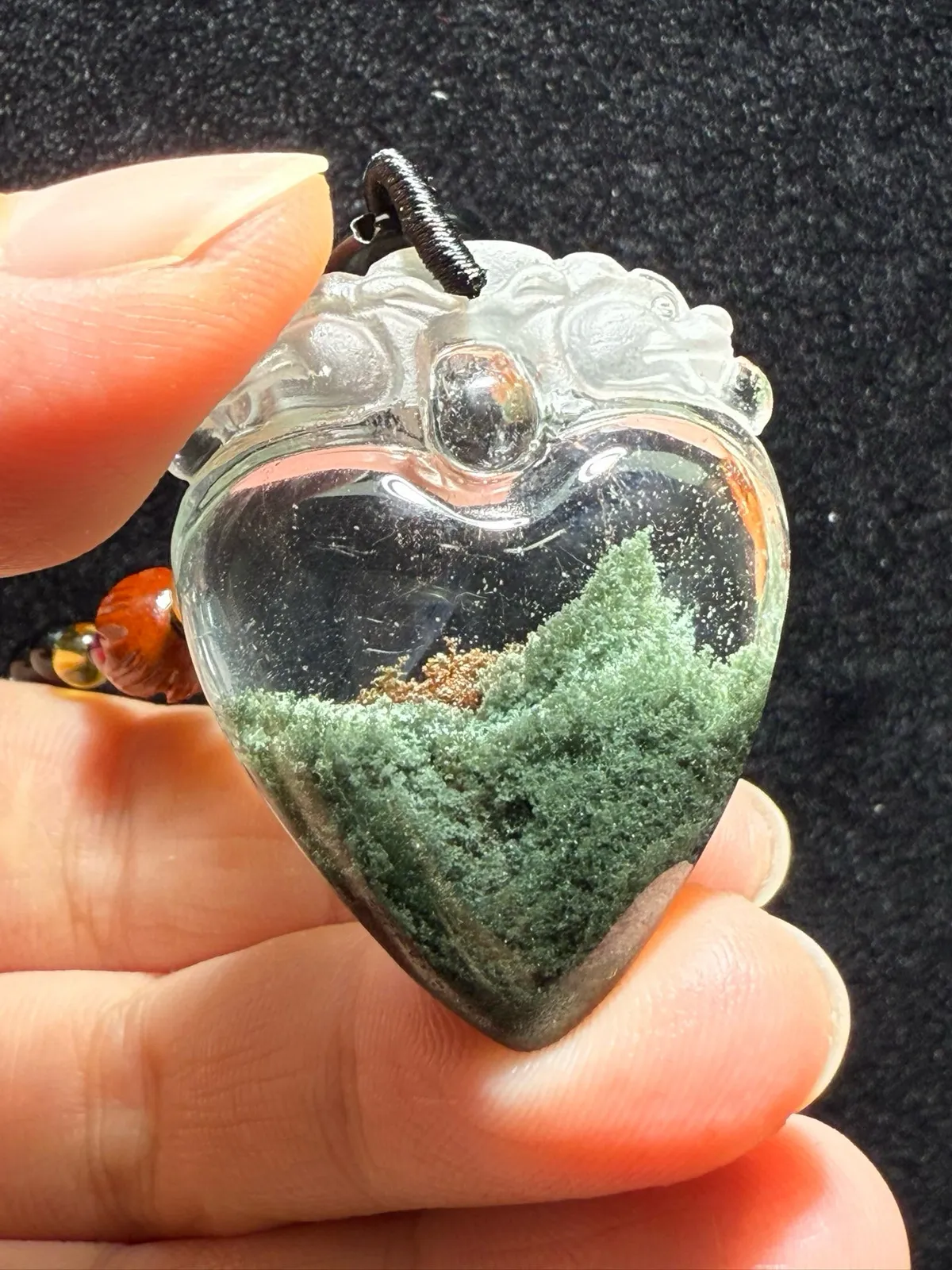 天然巴西绿幽灵双兽貔貅爱心吊坠，雕刻栩栩如生！颜色绝美漂亮绿幽灵，景色优美 颜色绝美漂亮 规格：