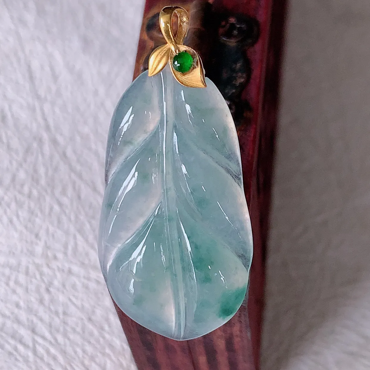 18K金镶嵌冰种飘花翡翠叶子吊坠 ，种水足，色泽清新，工艺精湛，叶子寓意美好；金枝玉叶，事业有成。#