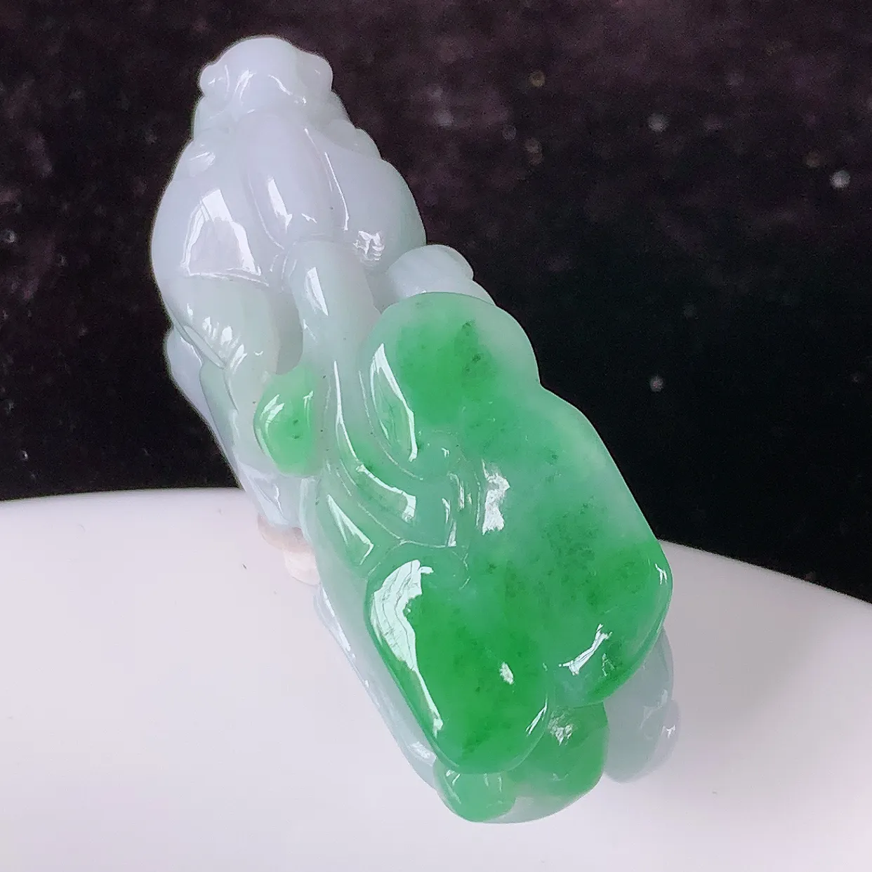 自然光实拍，冰润春带彩翡翠招财貔貅吊坠，民间有“一摸貔貅运程旺盛，再摸貔貅财运滚滚，三摸貔貅平步青云 ”的美好祝愿。#81.24