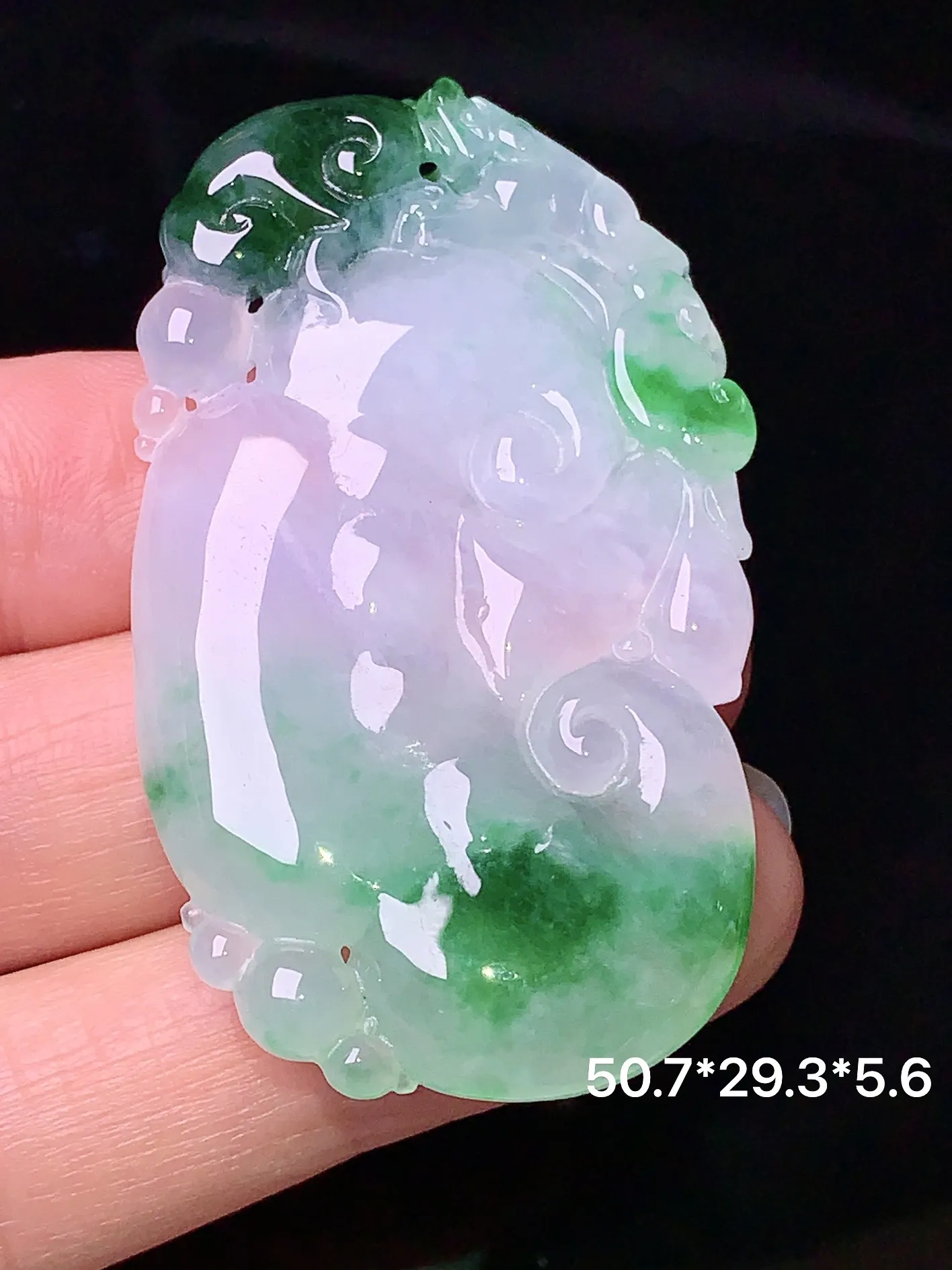 飘绿如意吊坠 玉质细腻 色泽清新艳丽 整体尺寸50.7*29.3*5.6