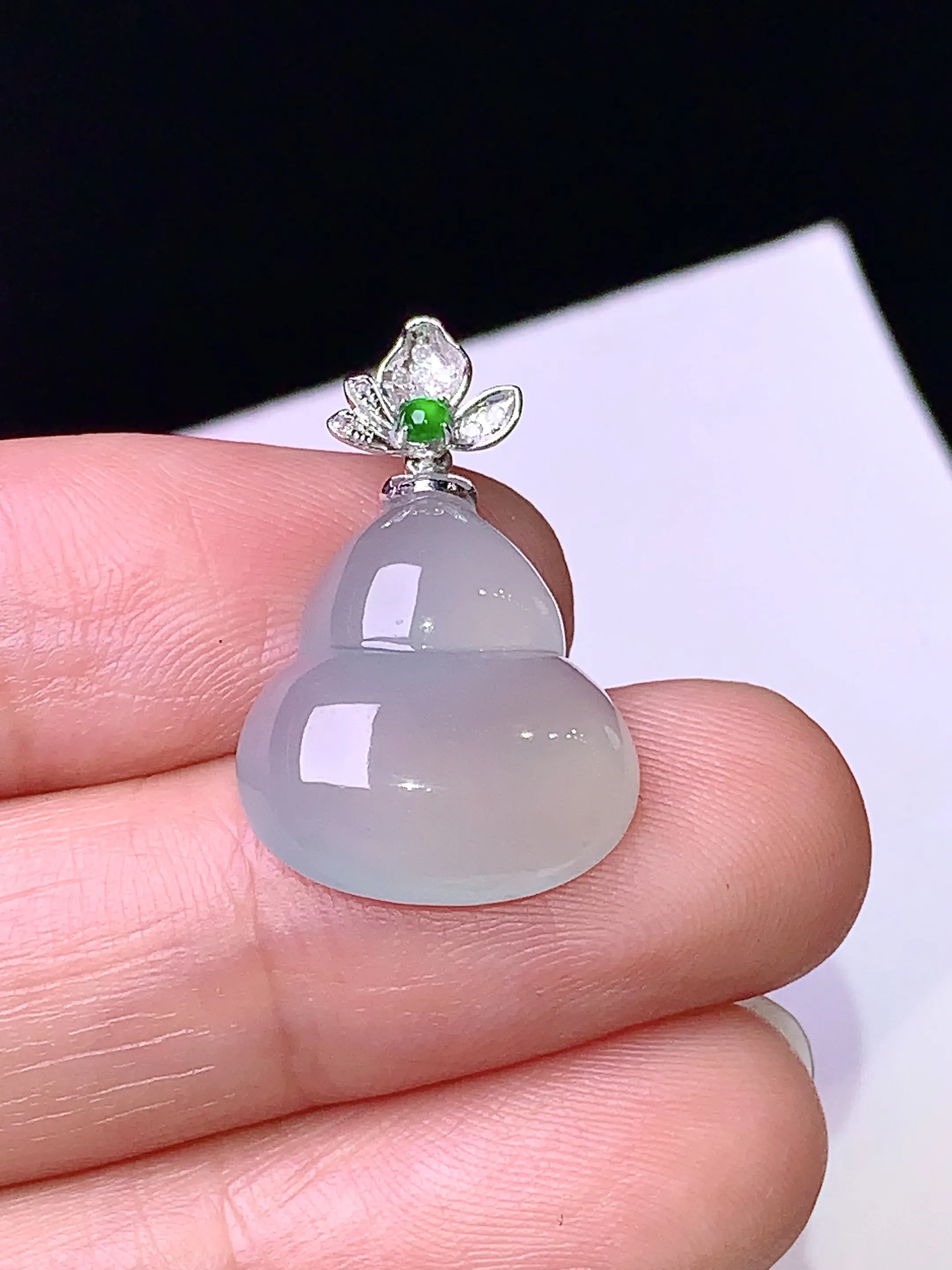 18k金钻镶嵌冰种葫芦吊坠 玉质细腻 色泽清新艳丽 整体尺寸24*15.3*5