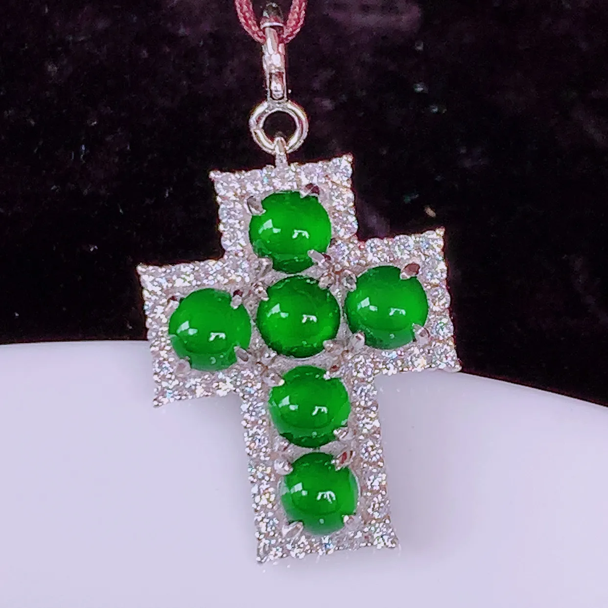 冰透满绿翡翠925银镶嵌十字架吊坠，自然光实拍，翠色灵动，颜色漂亮，种老水足，品相佳，佩戴佳品！#97.22整体27.5*15.5*4.6裸石3.8*3.8