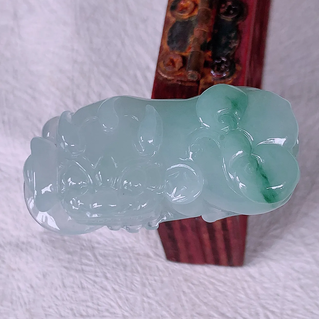 自然光实拍，冰飘绿翡翠招财貔貅吊坠，民间有“一摸貔貅运程旺盛，再摸貔貅财运滚滚，三摸貔貅平步青云 ”的美好祝愿。#81.19