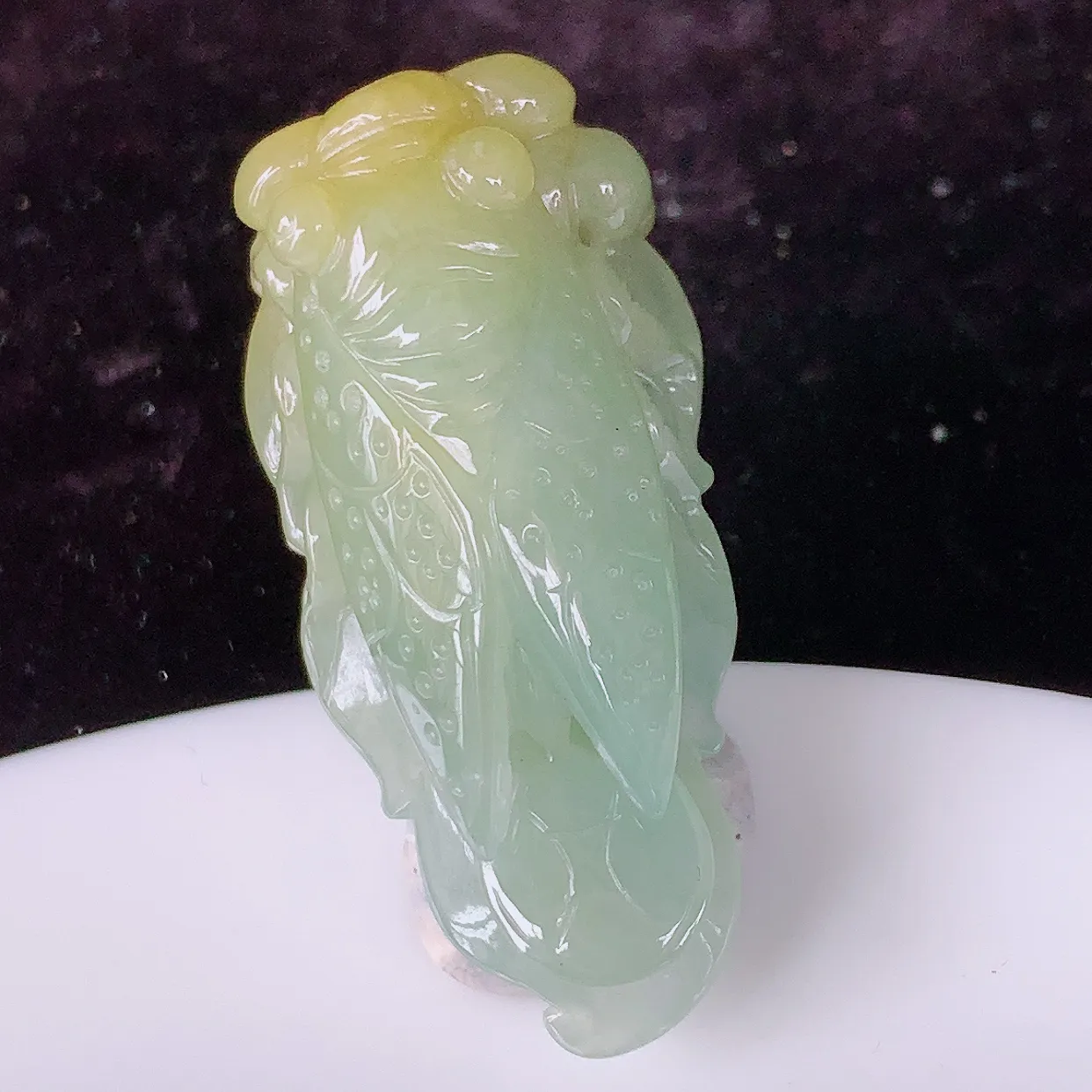 自然光实拍，冰黄翡双彩翡翠一鸣惊人金蝉吊坠，金蝉象征着一鸣惊人，腰缠万贯，事事如意等。俏色巧雕，沁人心脾，水足、惟妙惟俏，形神俱佳！实物满满惊喜～佩戴效果优雅迷人！#81.24