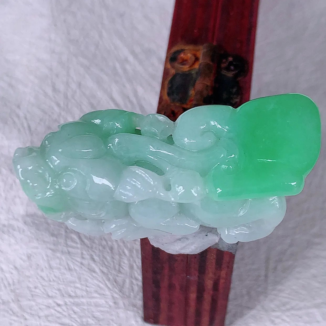 自然光实拍，水润飘绿翡翠招财貔貅吊坠，民间有“一摸貔貅运程旺盛，再摸貔貅财运滚滚，三摸貔貅平步青云 